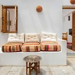 Vasoula Lindos, Jasmine And Gardenia فيلة
