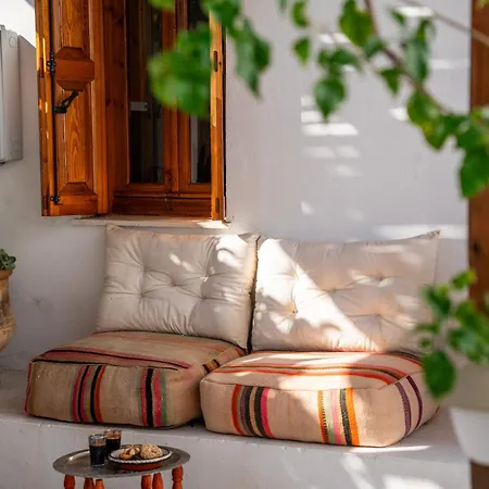 Willa Vasoula Lindos, Jasmine And Gardenia